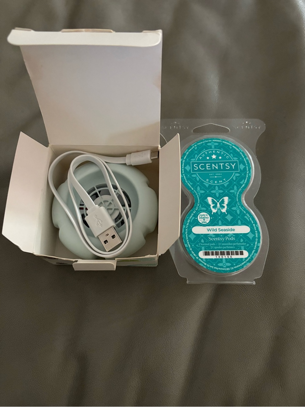Scentsy Mint Green USB Air Pod Fan with Turquoise Wild Seaside Pods